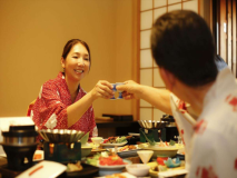 夕食はお部屋でゆっくりお召し上がりいただけます（5名様以上の場合は別会食場用意）