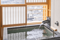 客室専用の露天風呂には開閉式の障子付きで、プライベートを保ちながら開放感も味わえる 客室専用の露天風呂には開閉式の障子付きで、プライベートを保ちながら開放感も味わえる