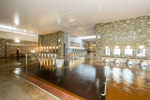 温泉の温度にならすために、掛け湯は念入りに♪
露天風呂と大浴場は源泉かけ流し！（エステバスを除く）