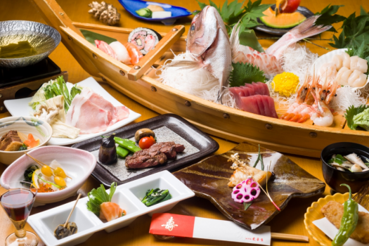 お祝い膳「寿」の献立一例　鯛の姿造りなどご宴会を豪華に演出いたします
