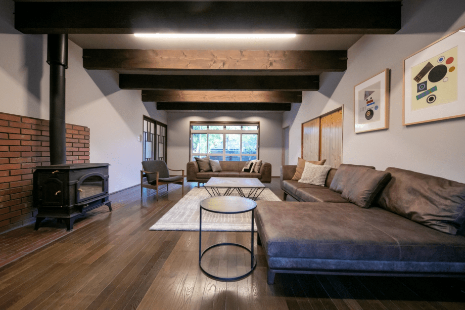 広々としたリビングルームやデッキは3世代家族でもゆったりお過ごしいただけます_一禅 別邸