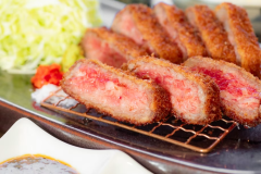 贅沢な昼食、極上の牛かつ