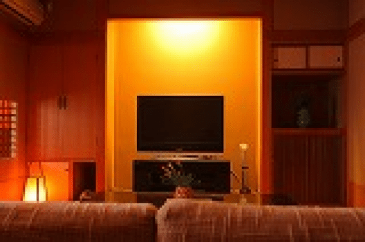 ソファーと和風ベッドルーム２間で大画面TVのある部屋