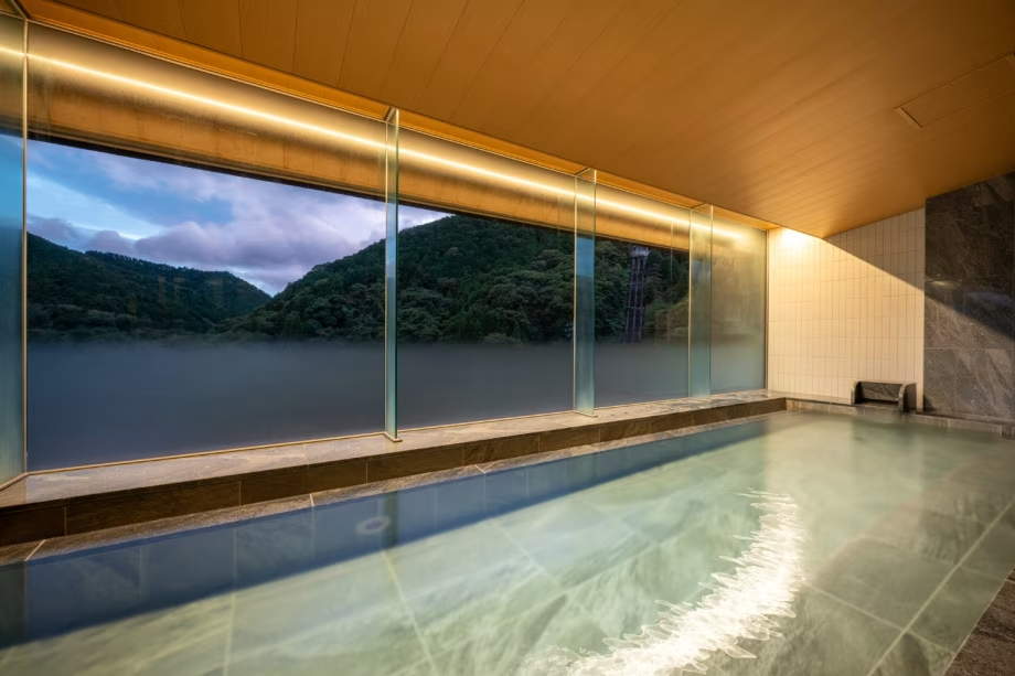 【展望浴場 萩姫の湯】山々を望む2つの浴槽やお一人用サウナ、火照った身体を冷ます足のに最適な湯露天などあります 【展望浴場 萩姫の湯】山々を望む2つの浴槽やお一人用サウナ、火照った身体を冷ます足のに最適な湯露天などあります