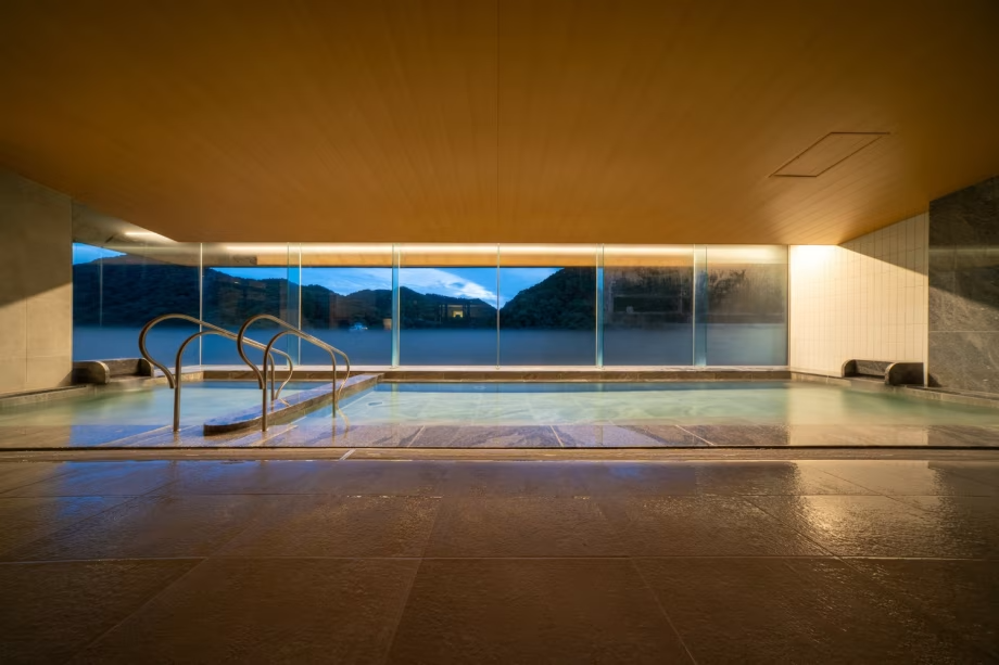 【展望浴場　萩姫の湯】山々を望む２つの浴槽やお一人用サウナ、火照った身体を冷ます足のに最適な湯露天などあります