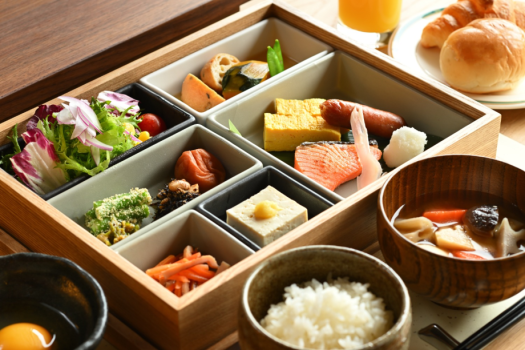 【朝食一例】お膳料理の他にこだわりのごちそうシリーズ、朝焼きパン、スムージーを用意。