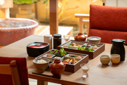 【お部屋食・朝食】お部屋の前にお弁当膳をお届け。時間を気にすることなくお好きなお時間に召上がってください