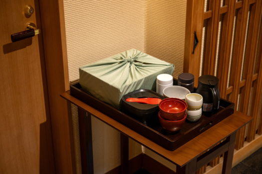 【お部屋食・朝食】お部屋の前にお弁当膳をお届け。時間を気にすることなくお好きなお時間に召上がってください