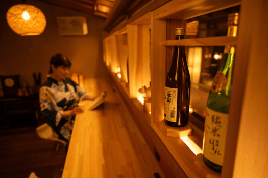 【フリーラウンジ】マッサージチェアや無料のコーヒーなどがある寛ぎスペース。有料で日本酒の飲み比べもできます