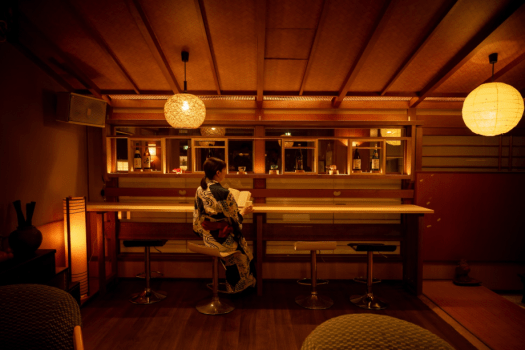 【フリーラウンジ】マッサージチェアや無料のコーヒーなどがある寛ぎスペース。有料で日本酒の飲み比べもできます