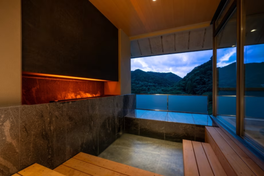 【展望浴場　萩姫の湯】山々を望む２つの浴槽やお一人用サウナ、火照った身体を冷ます足のに最適な湯露天などあります