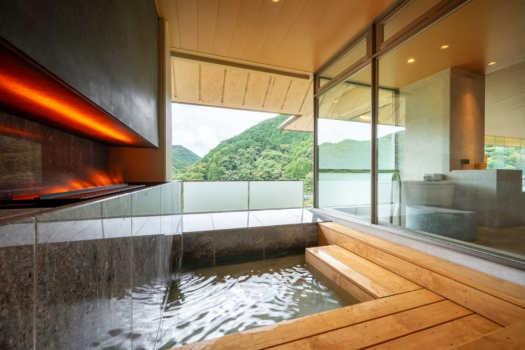【展望浴場　萩姫の湯】山々を望む２つの浴槽やお一人用サウナ、火照った身体を冷ます足のに最適な湯露天などあります