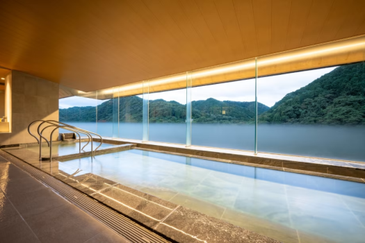 【展望浴場　萩姫の湯】山々を望む２つの浴槽やお一人用サウナ、火照った身体を冷ます足のに最適な湯露天などあります