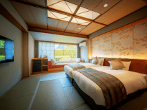 【和モダン客室・タイプA】窓際のごろ寝ソファ、シモンズベッドを始め、50インチのスマートTVもある新客室