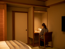 【和モダン客室・タイプA、B共通】読書やPC作業にピッタリのワーケーションデスクを設置しております