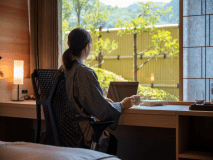 【和モダン客室・タイプC】広々としたワーケーションデスクや50インチのスマートTVのついた客室です