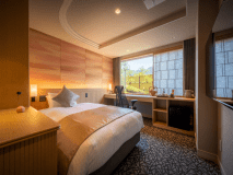 【和モダン客室・タイプC】広々としたワーケーションデスクや50インチのスマートTVのついた客室です