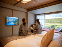 【和モダン客室・タイプA、B共通】50インチのスマートTVでインターネット配信動画やTV番組をお楽しみいただけます