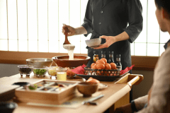 朝のごちそうシリーズ。炊き立てご飯にお好きな素材選んでいただき、スタッフが目の前で用意します。