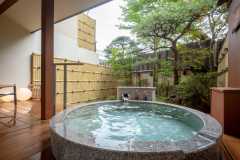 101【豊富LUXE】露天風呂付客室　　和室／露天風呂／ツインベッド／ダイニングテーブル／ミニバー