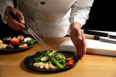 ご夕食はお客様にお出しする直前に仕上げております。出来立ての味わいをお楽しみください。