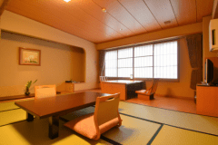 【ダイニング付き和室】10畳和室＋ダイニングテーブル付きのお部屋