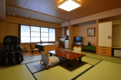 【展望露天風呂付客室】山々を望むことができるヒノキの露天風呂がついたお部屋