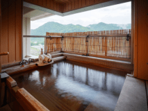 【展望露天風呂付客室】四季ごとに表情を変える山々を望むことのできる露天風呂付客室