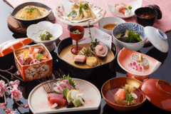 3月3日は、女の子の健やかな成長を願う「桃の節句・雛祭り」。
ご家族でのお子様の成長のお祝いをはじめ、ママ友が集うお子様連れひなまつりやお友達との賑やかな女子会など、思い思いの&ldquo;ひなまつり&rdquo;をお楽しみいただける特別会席をご用意いたしました。