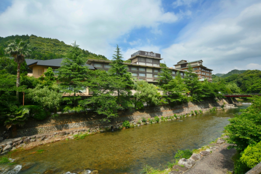 豊かな山々と音信川に囲まれた大谷山荘。喧騒を忘れて穏やかなひとときをお過ごし下さいませ。