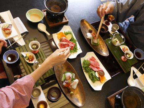 グループだけで過ごせる会場でのご夕食は、お子様連れのご家族にも人気。季節の味覚をじっくりとお愉しみくださいませ。