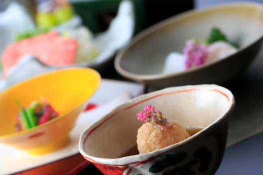 秋の季節会席イメージ：旬の魚介など上質な食材を厳選し、料理人が丁寧に仕立てました。豊穣の秋に食のすすむ品々をご堪能くださいませ。
