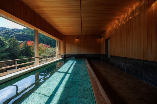 2階こもれびの湯：山々の景色と渓流の音に包まれて浸かる長門湯本の温泉。日常を離れた癒やしを届けてくれます。