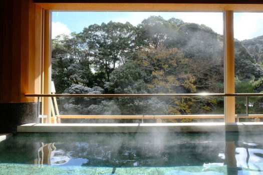 2階こもれびの湯：美肌の湯として知られる長門湯本温泉。山々からの澄んだ空気を感じながら、心ゆくまでお愉しみくださいませ。