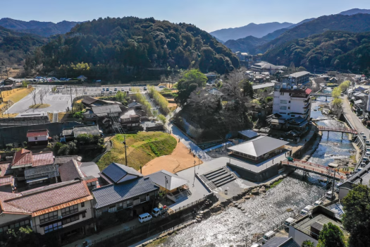 長門湯本温泉街：立ち寄り湯「恩湯」の他、カフェや飲食店、お土産処など、のどかな温泉街に店舗が並びます。音信川のせせらぎを聞きながら、浴衣でそぞろ歩きしてみませんか？