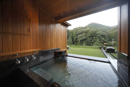【露天風呂付・山側】曙 ジュニアスイート(約66㎡):なだらかな山の稜線と大きく広がる空を眺めながら、源泉かけ流しの湯に浸かる時間。かつて、長州藩主も湯治に訪れた長門湯本の湯につかり、日常を離れたひとときをお過ごしくださいませ。 【露天風呂付・山側】曙 ジュニアスイート(約66㎡):なだらかな山の稜線と大きく広がる空を眺めながら、源泉かけ流しの湯に浸かる時間。かつて、長州藩主も湯治に訪れた長門湯本の湯につかり、日常を離れたひとときをお過ごしくださいませ。