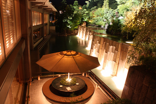 足湯:庭園をながめながら、夜のひとときをお過ごしいただける足湯。心も体もリラックスしながら、旅の一日を振り返る会話も弾みそうです。