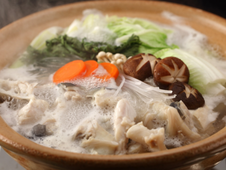 ふくちり：ふくの旨みが広がるスープにはコラーゲンもたっぷり。このスープでつくる最後のふく雑炊をお召し上がりいただけるのも、フルコースならではのおたのしみです。ちょっとぽん酢を入れてどうぞ。