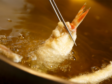 追加のお料理で人気の「天婦羅」は、やはり揚げたてが一番です。料理人が目の前で一つ一つ揚げる天婦羅は、さくっと衣の中から旬の新鮮な味わいが広がります。料理人こだわりの料理が目の前で仕上がる、ビュッフェをお楽しみくださいませ