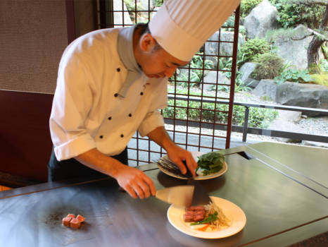 お昼の鉄板焼Aコース：和牛と鮮魚をメインに旬の食材が彩る鉄板焼Aコース。少人数でのご会食にご活用くださいませ。