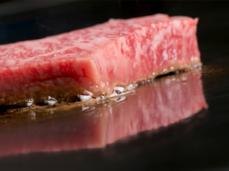 鉄板焼Bコース：和牛のサーロイン、鮑のサイコロステーキと、少し贅沢な気分を味わえる「お昼の鉄板焼Ｂコース」をご用意いたしました。記念日やお誕生日などのお祝いにぜひ、ご活用くださいませ。