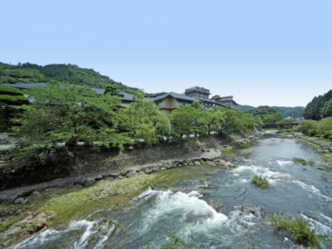 山間ののどかな自然が広がる大谷山荘。夏の季節は、音信川の清らかな流れが涼を誘います
