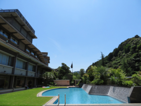 真っ青な夏空と深緑のコントラストが美しい夏。豊かな木々からそよぐ優しい風が、山間ならではの時間を演出いたします。