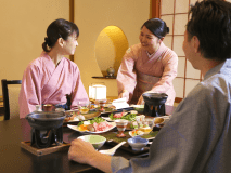 ゆっくり味わいたい旬の会席料理。係が個室ダイニングまたは宴会場でおもてなしいたします。※会場はイステーブル席または掘炬燵