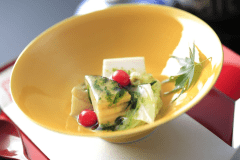 春の季節会席イメージ:新しいお仲間やご家族を誘う席に、上質な味わいをお届けできますよう、料理長が腕をふるって海山の幸をご用意いたしました。