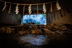 長門湯本温泉恩湯：全国では珍しく、岩盤から湧き出るお湯を見ながらご入浴いただけます。