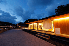 立ち寄り湯｢恩湯｣：長門湯本温泉内にある温泉施設。ぬるめのお湯にゆっくり浸かることで、心身ともにリフレッシュいただけます。