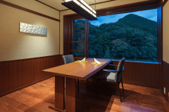 個室ダイニング一例：モダンで落ち着いた内装のダイニング。各お席ごとに仕切りを設けており、プライベートな空間でお食事いただけます。