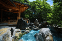 1階せせらぎの湯：清流音信川をすぐそばに感じる露天風呂でおくつろぎくださいませ。