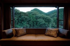 曙プレミアム：ゆったり手足を伸ばせるソファから、豊かな自然を眺められます。